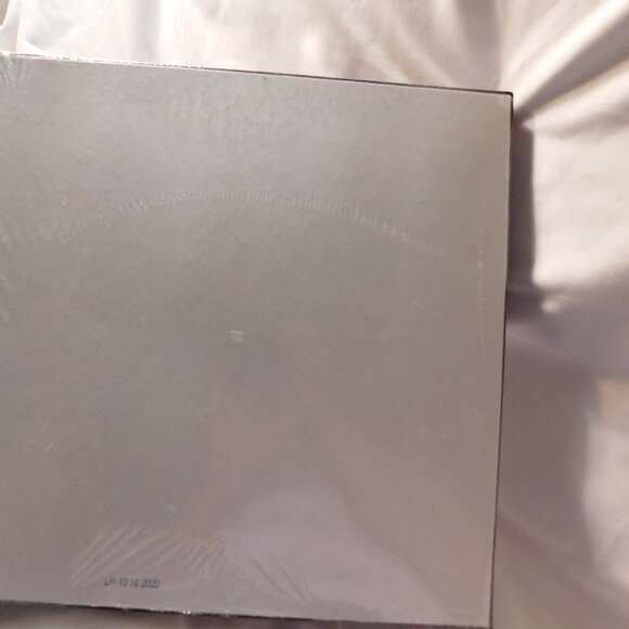 Sunsout Jigsaw Puzzle Keith Mallett "Caress" - Picture 2 of 4